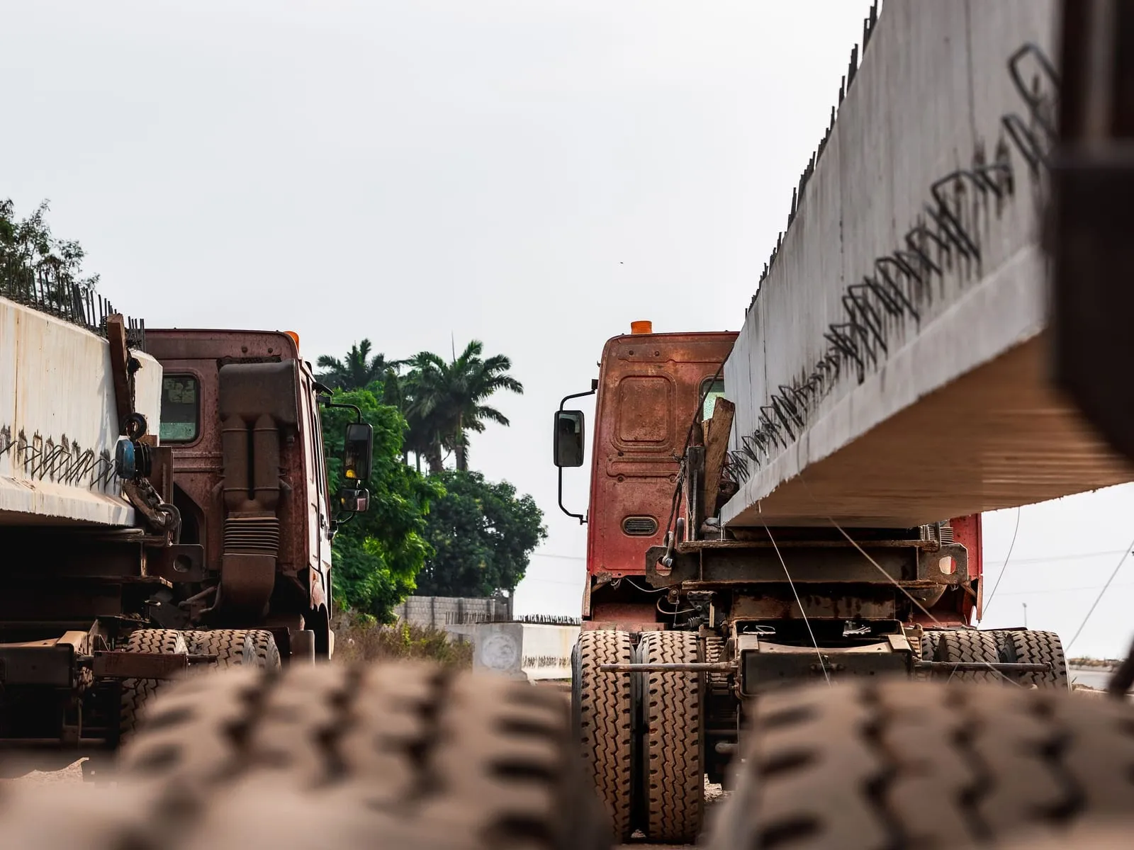 Transporte de una pieza industrial sobredimensionada sobre remolque especial escoltado en carretera