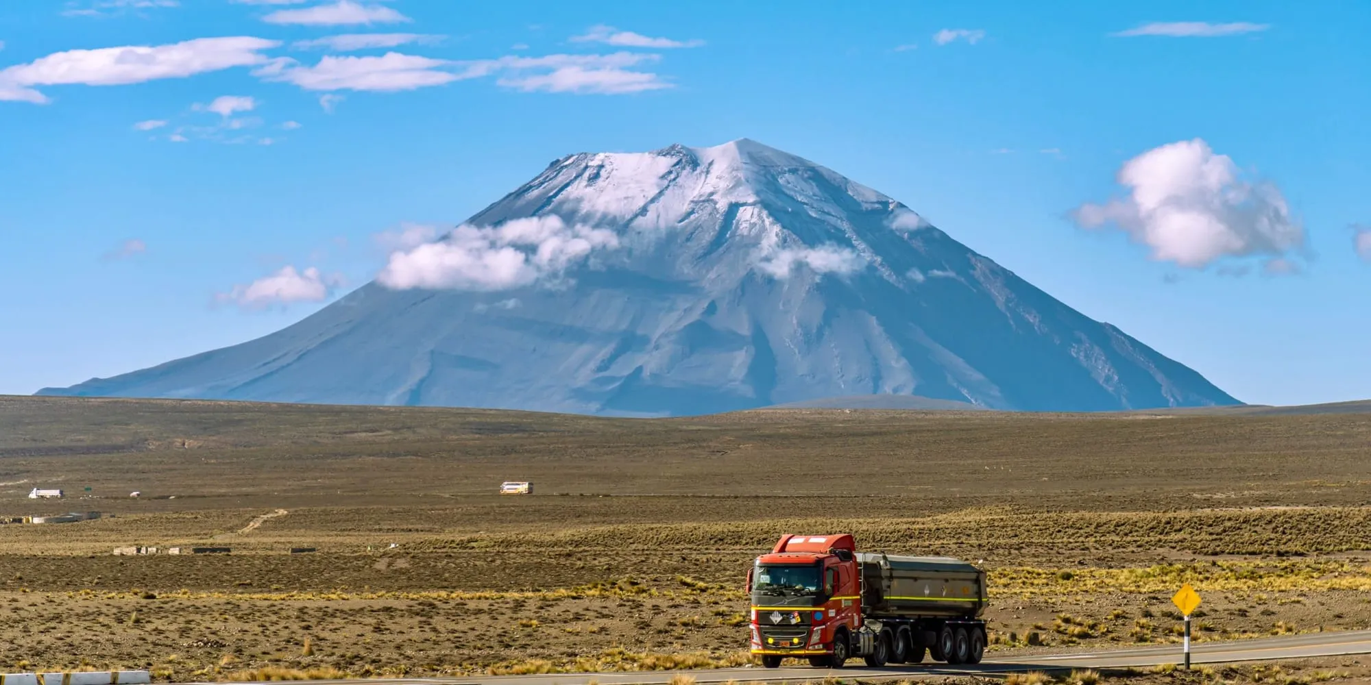 Tractocamión con remolque de carga circulando por una carretera de montaña en Colombia