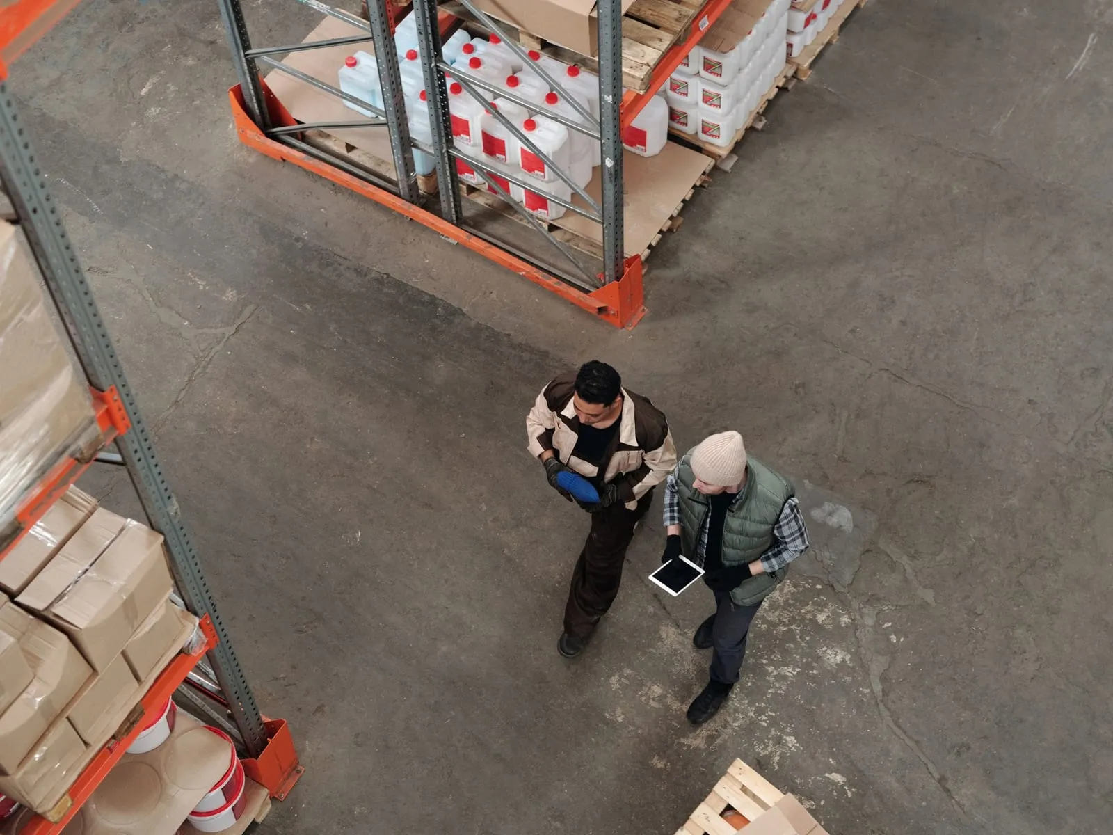 Coordinador logístico revisando la operación en un centro de distribución