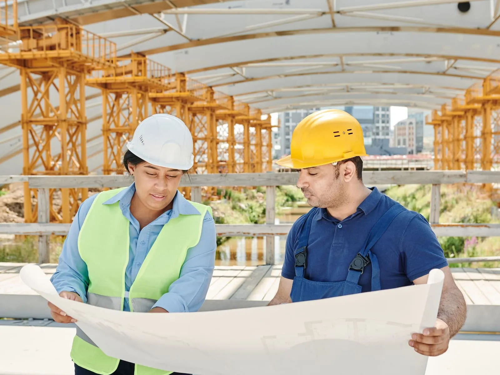 Ingeniero revisando planos y tabla de capacidades antes de una maniobra de izaje