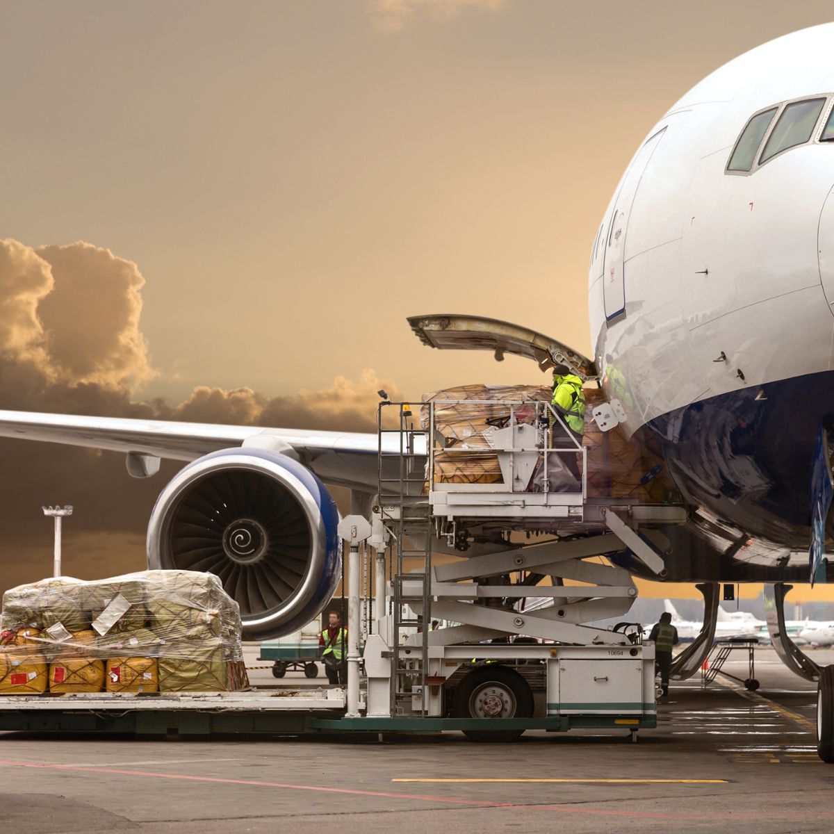 Ofrecemos transporte, logística y almacenamiento con tecnología y experiencia. Seguridad, puntualidad y eficiencia para tu cadena de suministro. Llama Ahora. Cel: 312 460 1104 
